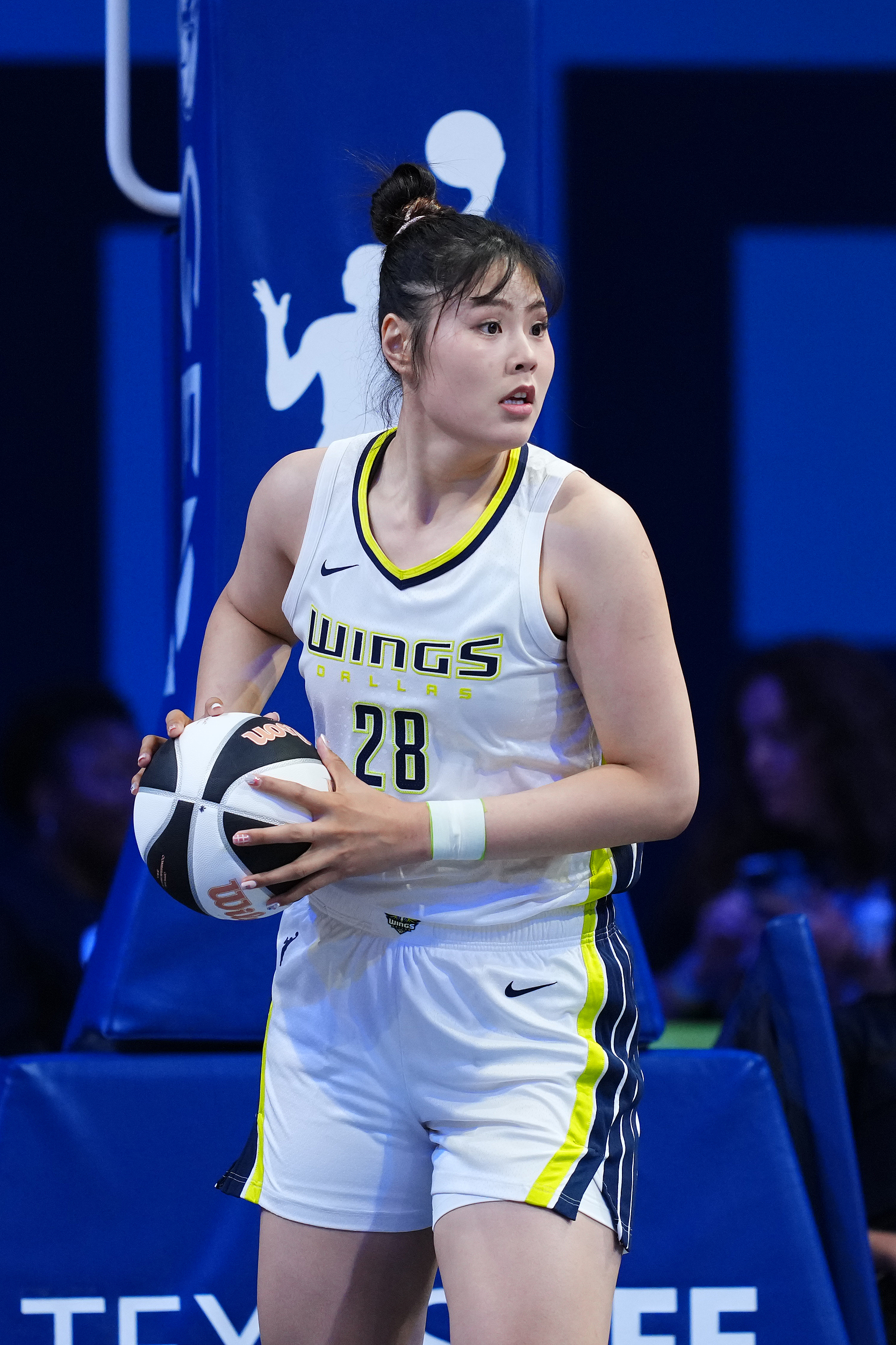 李月汝全场仅出战8分钟，4中1拿到3分2盖帽