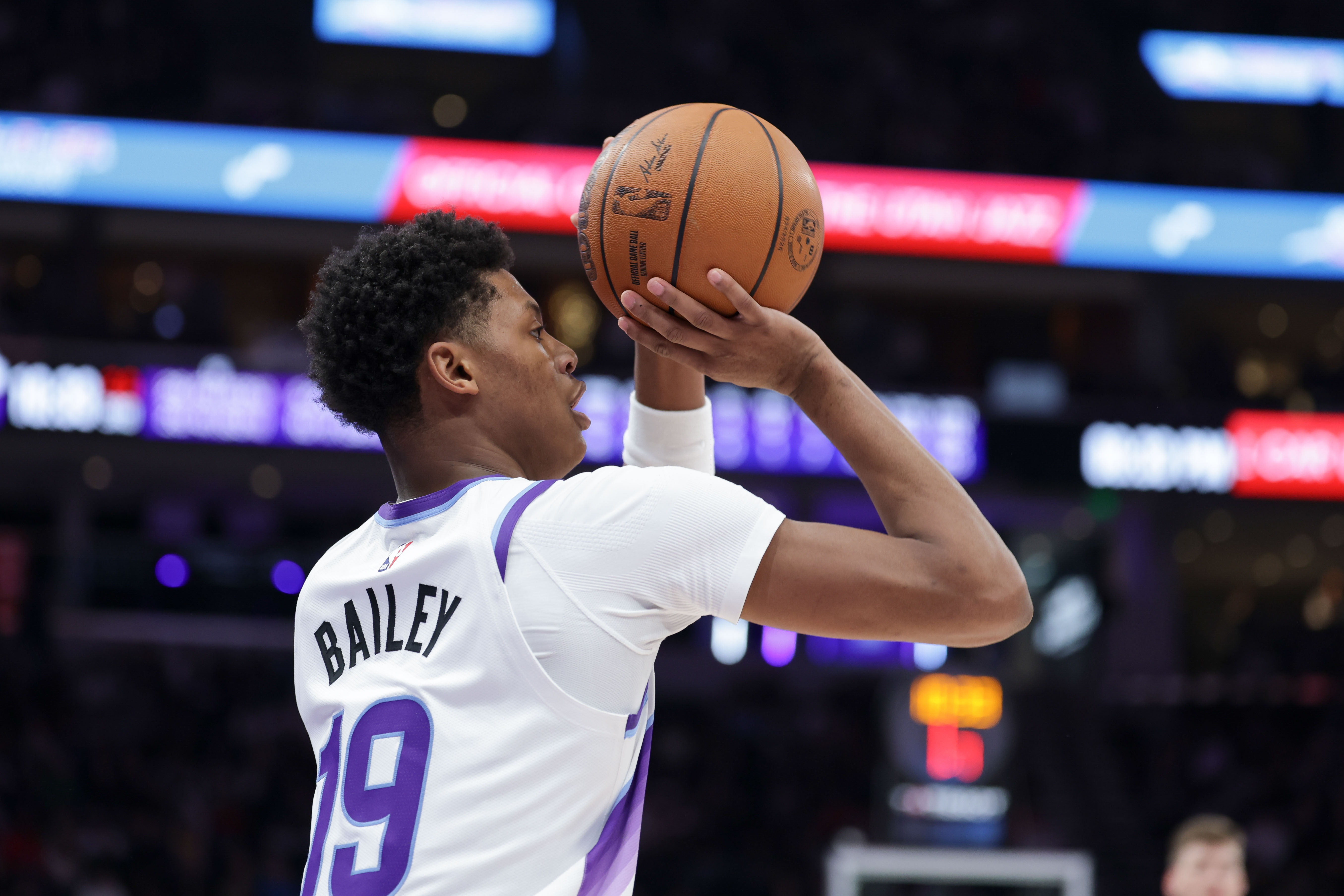 乐鱼app-状态起伏大!5号秀贝利半场9中3拿8分1板 次节4中0