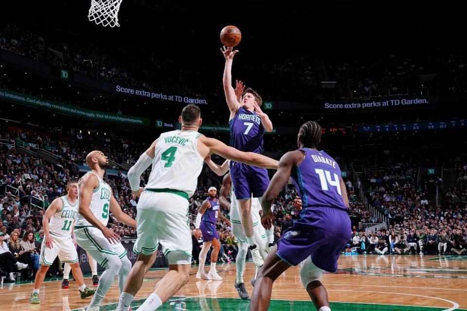 乐鱼app-克努佩尔神迹追平乔丹新秀历史第一 黄蜂6连胜灭绿军近19战16胜